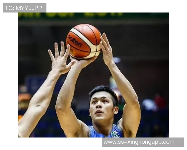 杨立瑜遭球迷怒斥：何必与阿猫阿狗争执真该给球迷竖中指