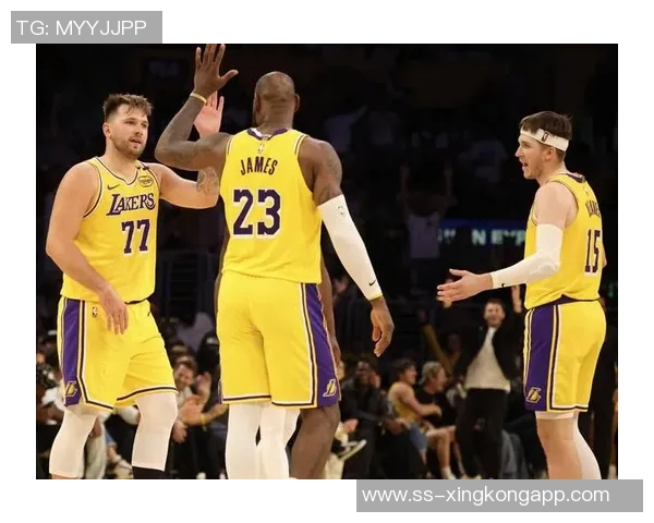 詹姆斯强调防守重要性期待东契奇与里夫斯带队冲击赛季荣誉 詹姆斯强调防守重要性期待东契奇与里夫斯带队冲击赛季荣誉